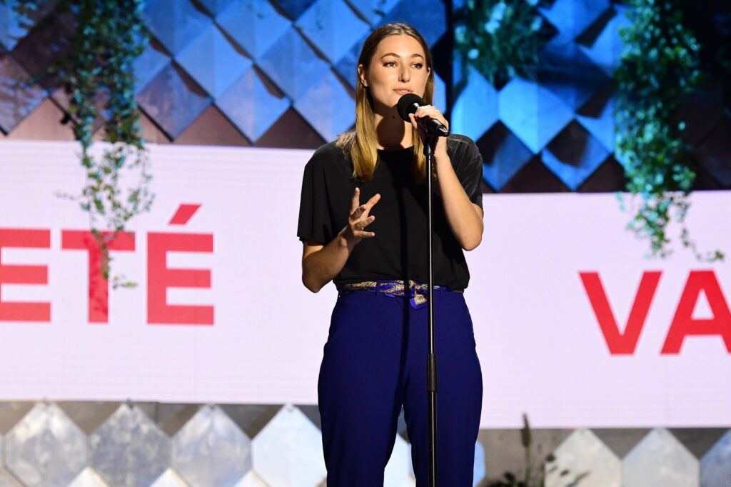 Camille Étienne en el escenario de Global Citizen 2021. Foto: Getty Imanges.